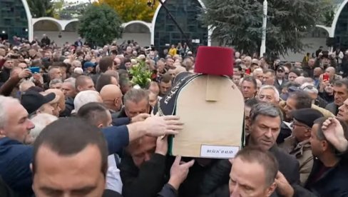 КО ЈЕ НОСИО ХАЛИДОВ КОВЧЕГ? Река људи прилазила да га додирне и опрости се од Бешлића (ФОТО)
