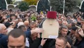 KO JE NOSIO HALIDOV KOVČEG? Reka ljudi prilazila da ga dodirne i oprosti se od Bešlića (FOTO) KO JE NOSIO HALIDOV KOVČEG? Reka ljudi prilazila da ga dodirne i oprosti se od Bešlića (FOTO)