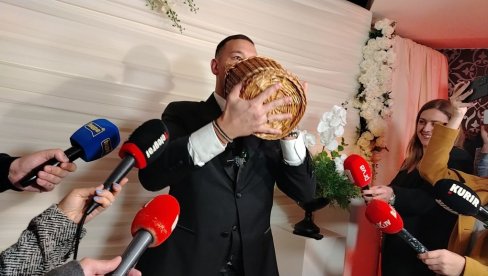 ПРВИ ПУТ У ЈАВНОСТИ НАКОН ПОРОЂАЈА: Александра Пријовић дошла на свадбу Уроша Живковића (ФОТО)