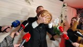 УРОШ ЖИВКОВИЋ ПИЈЕ РАКИЈУ КОЈУ ЈЕ ПРАВИО ТАТА ТАМАРЕ МИЛУТИНОВИЋ: Признао да ће се певати песме покојног Халида Бешлића (ФОТО)