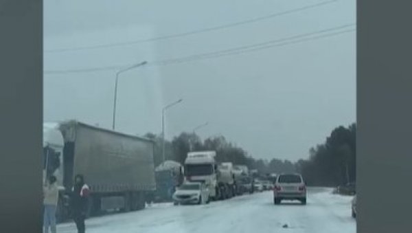 КОЛАПС - ЗБОГ СНЕГА ЗАТВОРЕНО 150 КМ АУТОПУТА: Један возач скоро се смрзнуо, спасле га службе хитне помоћи (ВИДЕО) КОЛАПС - ЗБОГ СНЕГА ЗАТВОРЕНО 150 КМ АУТОПУТА: Један возач скоро се смрзнуо, спасле га службе хитне помоћи (ВИДЕО)