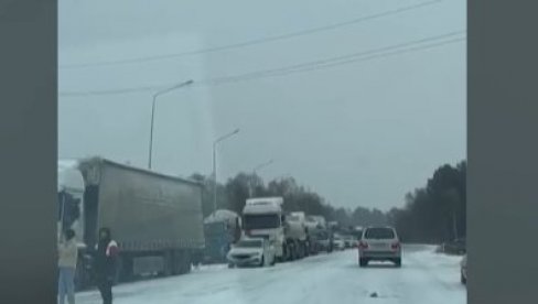 КОЛАПС - ЗБОГ СНЕГА ЗАТВОРЕНО 150 КМ АУТОПУТА: Један возач скоро се смрзнуо, спасле га службе хитне помоћи (ВИДЕО) КОЛАПС - ЗБОГ СНЕГА ЗАТВОРЕНО 150 КМ АУТОПУТА: Један возач скоро се смрзнуо, спасле га службе хитне помоћи (ВИДЕО)