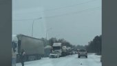 КОЛАПС - ЗБОГ СНЕГА ЗАТВОРЕНО 150 КМ АУТОПУТА: Један возач скоро се смрзнуо, спасле га службе хитне помоћи (ВИДЕО)