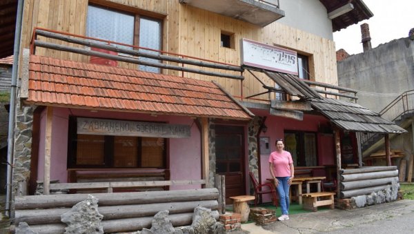 ЖИВОТ ЈАЧИ ОД ПАКЛА ОЛУЈЕ: Раде и Љиљана Вјештица, из избеглиштва у Србији, пре 24 године, вратили се у Босанско Грахово ЖИВОТ ЈАЧИ ОД ПАКЛА ОЛУЈЕ: Раде и Љиљана Вјештица, из избеглиштва у Србији, пре 24 године, вратили се у Босанско Грахово