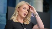 ТО ЛИЦЕ, ТЕ УСНЕ... Трамп поново изазвао пажњу коментаром о својој портпаролки Каролин Левит (28)