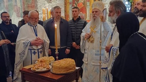 OBELEŽENA SLAVA U PEĆKOJ PATRIJARŠIJI: Hor Stefana Dečanskog pobrao simpatije svih prisutnih (FOTO/VIDEO) OBELEŽENA SLAVA U PEĆKOJ PATRIJARŠIJI: Hor Stefana Dečanskog pobrao simpatije svih prisutnih (FOTO/VIDEO)
