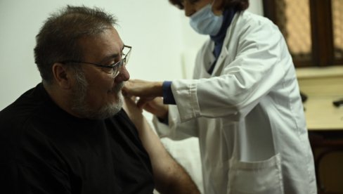 ПРЕВЕНЦИЈА НА ВРЕМЕ: Народни посланици вакцинисали се против сезонског грипа Торлаковом вакцином (ФОТО/ВИДЕО) ПРЕВЕНЦИЈА НА ВРЕМЕ: Народни посланици вакцинисали се против сезонског грипа Торлаковом вакцином (ФОТО/ВИДЕО)