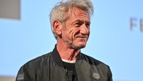 HOLIVUDSKA LEGENDA U VEZI SA 35 LETA MLAĐOM: Ovo je manekenka koja je osvojila čuvenog glumca (VIDEO) HOLIVUDSKA LEGENDA U VEZI SA 35 LETA MLAĐOM: Ovo je manekenka koja je osvojila čuvenog glumca (VIDEO)