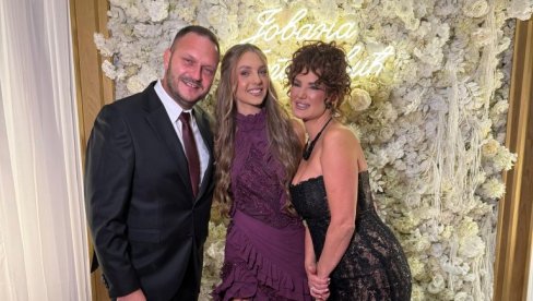 SLAVLJE O KOM PRIČA CEO ZLATIBOR: Dejan Petrović Big bend i supruga priredili spektakularan 18. rođendan ćerki Jovani (FOTO) SLAVLJE O KOM PRIČA CEO ZLATIBOR: Dejan Petrović Big bend i supruga priredili spektakularan 18. rođendan ćerki Jovani (FOTO)
