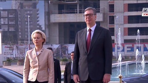VUČIĆ DOČEKAO FON DER LAJEN ISPRED PALATE SRBIJA: Predsednica Evropske komisije u poseti Beogradu (VIDEO) VUČIĆ DOČEKAO FON DER LAJEN ISPRED PALATE SRBIJA: Predsednica Evropske komisije u poseti Beogradu (VIDEO)