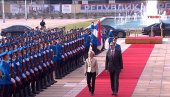ВУЧИЋ ДОЧЕКАО ФОН ДЕР ЛАЈЕН ИСПРЕД ПАЛАТЕ СРБИЈА: Председница Европске комисије у посети Београду (ВИДЕО)