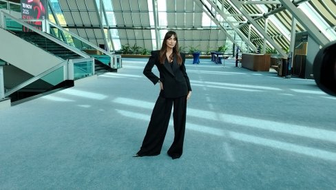 KAO SA MODNE PISTE: Emina Jahović u crnom zablistala u prestonici (FOTO) KAO SA MODNE PISTE: Emina Jahović u crnom zablistala u prestonici (FOTO)
