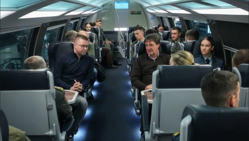 Ministar Gašić putovao brzim vozom „Soko“ do Subotice zajedno sa kadetima Vojne akademije Ministar Gašić putovao brzim vozom „Soko“ do Subotice zajedno sa kadetima Vojne akademije