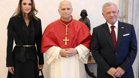 КРАЉИЦА РАНИЈА У САВРШЕНОМ ИЗДАЊУ УПОЗНАЛА ПАПУ: Овако се одаје почаст италијанској моди! (ФОТО) КРАЉИЦА РАНИЈА У САВРШЕНОМ ИЗДАЊУ УПОЗНАЛА ПАПУ: Овако се одаје почаст италијанској моди! (ФОТО)