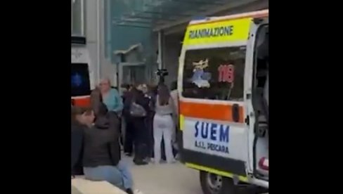 EVAKUISANO VIŠE OD 1.000 UČENIKA! Nepoznata supstanca u vazduhu, došlo do trovanja đaka u Italiji (FOTO/VIDEO) EVAKUISANO VIŠE OD 1.000 UČENIKA! Nepoznata supstanca u vazduhu, došlo do trovanja đaka u Italiji (FOTO/VIDEO)