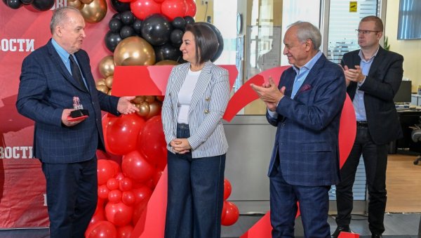 ДРУГИМА ПРИПАДАЈУ ЕПИЗОДЕ, А НОВОСТИМА ТРАЈАЊЕ: На свечаности у редакцији Вечерњих новости, наша кућа јуче прославила 72. рођендан ДРУГИМА ПРИПАДАЈУ ЕПИЗОДЕ, А НОВОСТИМА ТРАЈАЊЕ: На свечаности у редакцији Вечерњих новости, наша кућа јуче прославила 72. рођендан