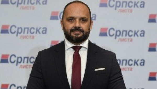 МИЛАН РАДОЈЕВИЋ САСЛУШАН ПРЕД  СУДОМ: Пријава градоначелнику Северне Митровице због банера “Мир Божји, Христос се роди”
