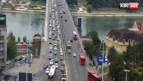 КОЛАПС У БЕОГРАДУ: Потпуни застој на Газели и Новом Београду (ФОТО) КОЛАПС У БЕОГРАДУ: Потпуни застој на Газели и Новом Београду (ФОТО)