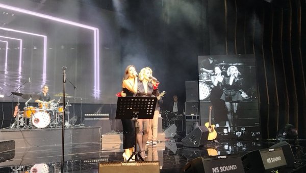 ИМАМ 51 ГОДИНУ И МОГУ ДА НОСИМ МИНИЋ: Гоца Тржан одушевила изгледом на концерту, па извела Милицу Павловић на бину (ФОТО) ИМАМ 51 ГОДИНУ И МОГУ ДА НОСИМ МИНИЋ: Гоца Тржан одушевила изгледом на концерту, па извела Милицу Павловић на бину (ФОТО)