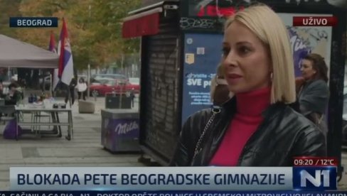 SVE, SAMO DA SE DOKOPAJU MIKROFONA: Roditelji đaka Pete beogradske gimnazije željni medijske pažnje - uništavaju budućnost dece (VIDEO) SVE, SAMO DA SE DOKOPAJU MIKROFONA: Roditelji đaka Pete beogradske gimnazije željni medijske pažnje - uništavaju budućnost dece (VIDEO)