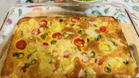 KUKURUZNA PITA SA PAPRIKOM, MASLINAMA I ČERI PARADAJZOM: Mediteranski šarm na trpezi