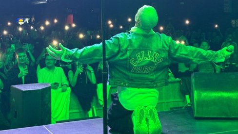 SUZE U PUBLICI: Boban Rajović u skupom stajlingu deo koncerta u LJubljani posvetio Halidu Bešliću (FOTO) SUZE U PUBLICI: Boban Rajović u skupom stajlingu deo koncerta u LJubljani posvetio Halidu Bešliću (FOTO)