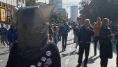 SEKTAŠKO LUDILO BLOKADERA U BEOGRADU I NOVOM SADU: Jezive maske i baklje u stilu Banderovaca! (VIDEO)