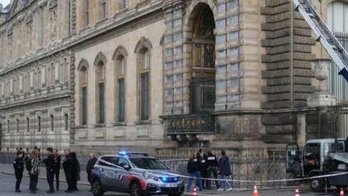 КРАЂА У ЛУВРУ ИЗВРШЕНА ЗА 7 МИНУТА: Пљачкашима испадали драгуљи док су бежали по Паризу КРАЂА У ЛУВРУ ИЗВРШЕНА ЗА 7 МИНУТА: Пљачкашима испадали драгуљи док су бежали по Паризу