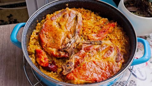 RECEPT ZA PODVARAK SA SUVIM REBRIMA I SVINJSKIM KRMENADLAMA: Tajna je u dobroj pripremi i strpljenju (VIDEO) RECEPT ZA PODVARAK SA SUVIM REBRIMA I SVINJSKIM KRMENADLAMA: Tajna je u dobroj pripremi i strpljenju (VIDEO)