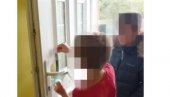 СРПСКА ДЕЦА У НЕМИЛОСТИ ШИПТАРА: Куртијевци развалили куће, малишани лепе врата свог дома (ВИДЕО)