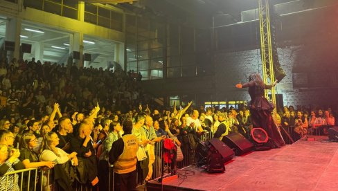 DRAGANA MIRKOVIĆ PONOVO ODUŠEVILA: Puna hala u Vranju posle spektakla u Bugarskoj (FOTO) DRAGANA MIRKOVIĆ PONOVO ODUŠEVILA: Puna hala u Vranju posle spektakla u Bugarskoj (FOTO)