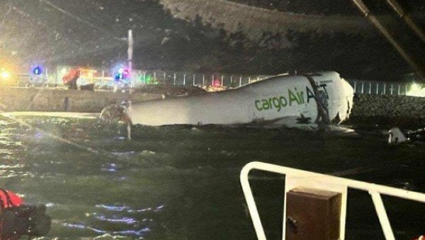 АВИОН УДАРИО У ВОЗИЛО, ПА ЗАЈЕДНО УЛЕТЕЛИ У МОРЕ: Трагедија на аеродрому, има мртвих (ФОТО/ВИДЕО) АВИОН УДАРИО У ВОЗИЛО, ПА ЗАЈЕДНО УЛЕТЕЛИ У МОРЕ: Трагедија на аеродрому, има мртвих (ФОТО/ВИДЕО)