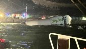 AVION UDARIO U VOZILO, PA ZAJEDNO ULETELI U MORE: Tragedija na aerodromu, ima mrtvih (FOTO/VIDEO)
