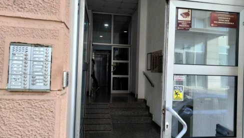 U PRATNJI POLICIJE PREBAČENA U BOLNICU: Poznato stanje majke za koju se sumnja da je ubila bebu u Novom Sadu U PRATNJI POLICIJE PREBAČENA U BOLNICU: Poznato stanje majke za koju se sumnja da je ubila bebu u Novom Sadu