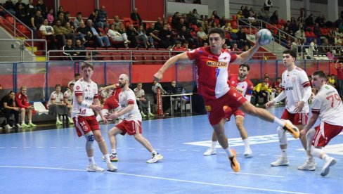 U „SLANOJ BARI“ DVA PUTA POTOPLJENI FARANI : Rukometaši Vojvodine prošli u 3. kolo EHF Kupa U „SLANOJ BARI“ DVA PUTA POTOPLJENI FARANI : Rukometaši Vojvodine prošli u 3. kolo EHF Kupa