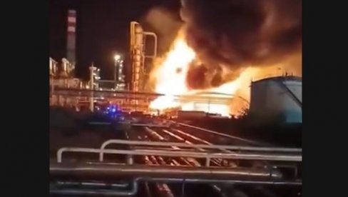 EKSPLOZIJA U RAFINERIJI MOL: Stravičan požar, dim prekrio ceo grad (VIDEO) EKSPLOZIJA U RAFINERIJI MOL: Stravičan požar, dim prekrio ceo grad (VIDEO)