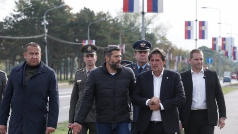 ŠAPIĆ: Nakon vojne parade saobraćajnice presvučene novim asfaltom - troškovi minorni u odnosu na benefite i kakva se poruka šalje ŠAPIĆ: Nakon vojne parade saobraćajnice presvučene novim asfaltom - troškovi minorni u odnosu na benefite i kakva se poruka šalje