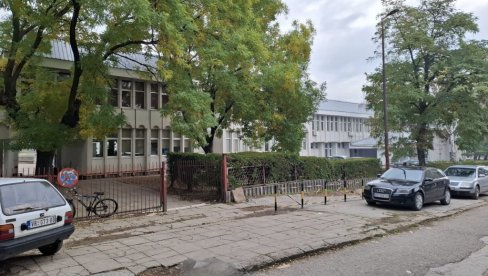 ПАРКИНГ ПРЕЧИ ОД ЂАКА? Померање ограде испред ОШ Вук Караџић у Врању узнемирило јавност ПАРКИНГ ПРЕЧИ ОД ЂАКА? Померање ограде испред ОШ Вук Караџић у Врању узнемирило јавност