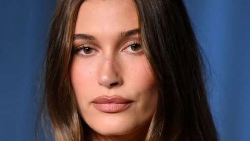 HEJLI BIBER IMA MILIONE I NJENOG BIVŠEG ALI JE NAJTUŽNIJA ŽENA U ŠOUBIZNISU: Dok je pozirala sama, susrela se sa Selenom Gomez i njenim muže HEJLI BIBER IMA MILIONE I NJENOG BIVŠEG ALI JE NAJTUŽNIJA ŽENA U ŠOUBIZNISU: Dok je pozirala sama, susrela se sa Selenom Gomez i njenim muže