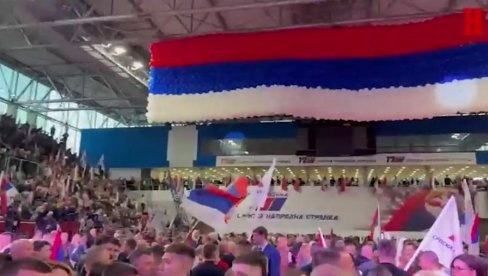 LJUDI ČEKAJU VUČIĆA: Puna dvorana u Zrenjaninu (VIDEO)