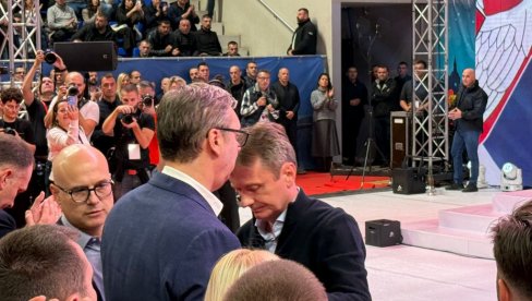 SNS SLAVI 17 GODINA OD OSNIVANJA: Obeležavanje u Zrenjaninu, Vučić dočekan ovacijama (VIDEO) SNS SLAVI 17 GODINA OD OSNIVANJA: Obeležavanje u Zrenjaninu, Vučić dočekan ovacijama (VIDEO)