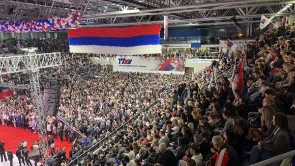 ВЕЛИЧАНСТВЕН ДОГАЂАЈ: Препуна хала и напољу јос толико људи који не могу да уђу ВЕЛИЧАНСТВЕН ДОГАЂАЈ: Препуна хала и напољу јос толико људи који не могу да уђу