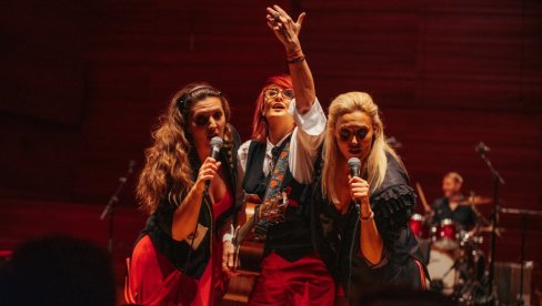 EKSPLOZIJA APLAUZA I EMOCIJA: „Frajle“ oduševile Makedonce koncertom u Filharmoniji (FOTO) EKSPLOZIJA APLAUZA I EMOCIJA: „Frajle“ oduševile Makedonce koncertom u Filharmoniji (FOTO)