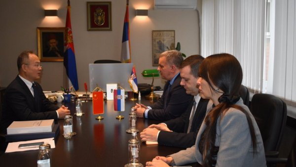УНАПРЕЂЕЊЕ ПРОСВЕТНЕ САРАДЊЕ СА КИНОМ: Састанак министра Станковоића са кинексим мабасадором Ли Мингом УНАПРЕЂЕЊЕ ПРОСВЕТНЕ САРАДЊЕ СА КИНОМ: Састанак министра Станковоића са кинексим мабасадором Ли Мингом