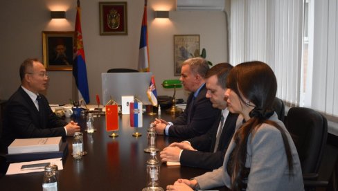 УНАПРЕЂЕЊЕ ПРОСВЕТНЕ САРАДЊЕ СА КИНОМ: Састанак министра Станковоића са кинексим мабасадором Ли Мингом УНАПРЕЂЕЊЕ ПРОСВЕТНЕ САРАДЊЕ СА КИНОМ: Састанак министра Станковоића са кинексим мабасадором Ли Мингом