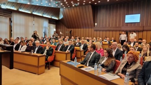 СКУПШТИНА НОВОГ САДА УСВОЈИЛА ДРУГИ ОВОГОДИШЊИ РЕБАЛАНС БУЏЕТА КОЈИ САДА ИЗНОСИ 49,33 МИЛИЈАРДЕ Више прихода - пунија каса СКУПШТИНА НОВОГ САДА УСВОЈИЛА ДРУГИ ОВОГОДИШЊИ РЕБАЛАНС БУЏЕТА КОЈИ САДА ИЗНОСИ 49,33 МИЛИЈАРДЕ Више прихода - пунија каса