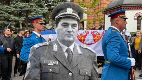 НЕБОЈША ПАВКОВИЋ САХРАЊЕН У АЛЕЈИ: Од генерала се опростили војска, породица и народ (ФОТО) НЕБОЈША ПАВКОВИЋ САХРАЊЕН У АЛЕЈИ: Од генерала се опростили војска, породица и народ (ФОТО)