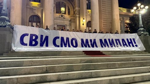 СВИ СМО МИ МИЛАН: Транспарент у част човека ког је упуцао блокадер у Ћациленду СВИ СМО МИ МИЛАН: Транспарент у част човека ког је упуцао блокадер у Ћациленду