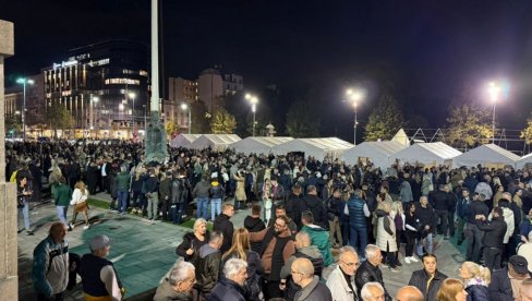 NAROD U ĆACILENDU ČEKA VUČIĆA: Veliki broj građana okupio se ispred Skupštine posle terirističkog akta (FOTO) NAROD U ĆACILENDU ČEKA VUČIĆA: Veliki broj građana okupio se ispred Skupštine posle terirističkog akta (FOTO)