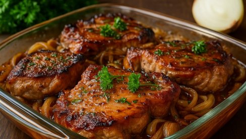 PEČENI SVINJSKI VRAT SA CRNIM LUKOM: Aromatično domaće jelo koje uvek miriše na nedeljni ručak PEČENI SVINJSKI VRAT SA CRNIM LUKOM: Aromatično domaće jelo koje uvek miriše na nedeljni ručak